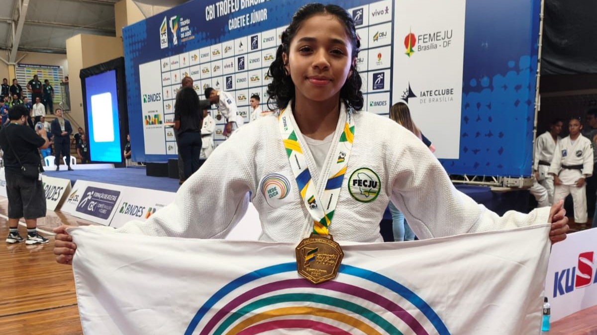 Ana Mikaele posa para a foto vestida com o kimono e com a medalha que ganhou pendurada no pescoço